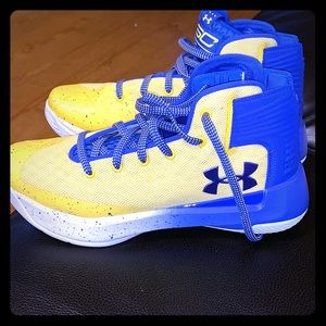 Youth Steph Curry’s size 5y